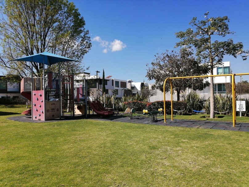 CASA EN VENTA EN SOLARES COTO SENDEIRA