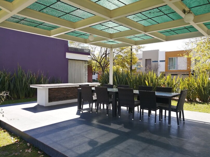 CASA EN VENTA EN SOLARES COTO SENDEIRA