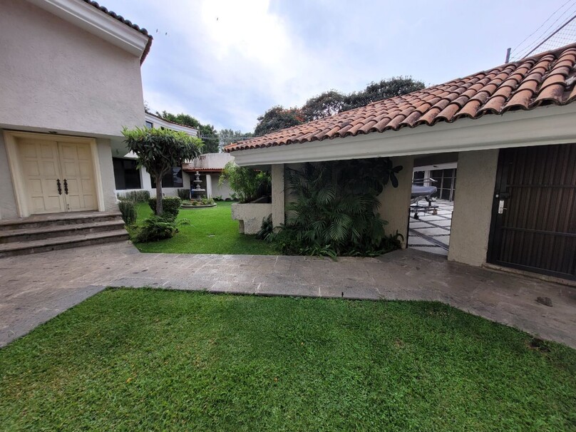 Se vende hermosa casa a precio de terreno en Colinas de San Javier