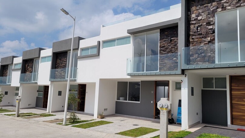 SE VENDE CASA CON ROOF GARDEN DENTRO DE COTO VICENZA