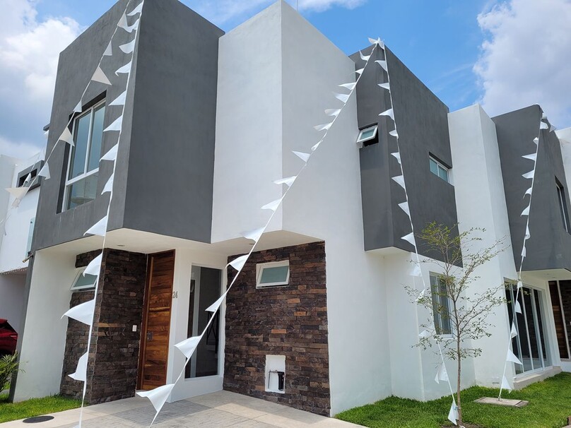 CASA NUEVA DENTRO DE COTO EN ZONA BOSQUES DE SANTA ANITA