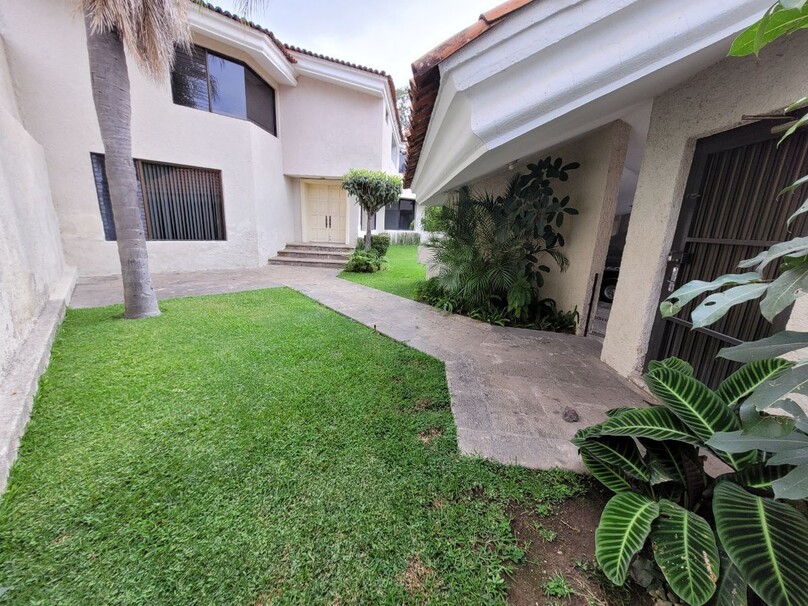 Se vende hermosa casa a precio de terreno en Colinas de San Javier