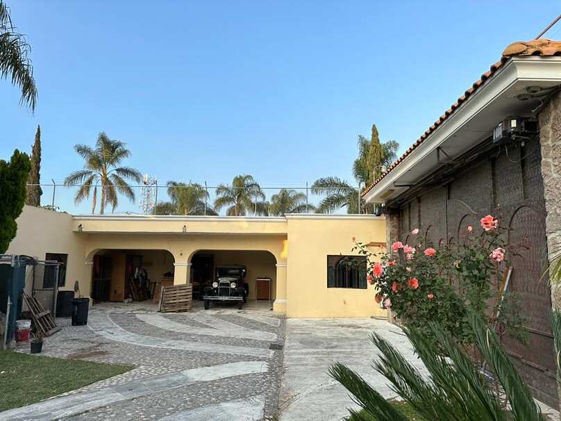 Se vende hermosa casa por carretera Tesistan y Base Aerea