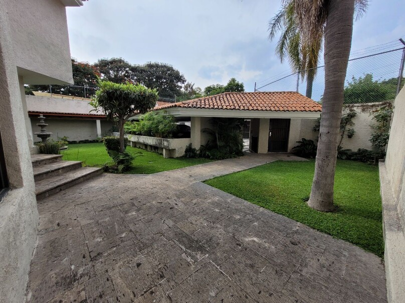 Se vende hermosa casa a precio de terreno en Colinas de San Javier