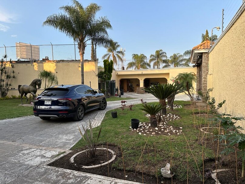 Se vende hermosa casa por carretera Tesistan y Base Aerea