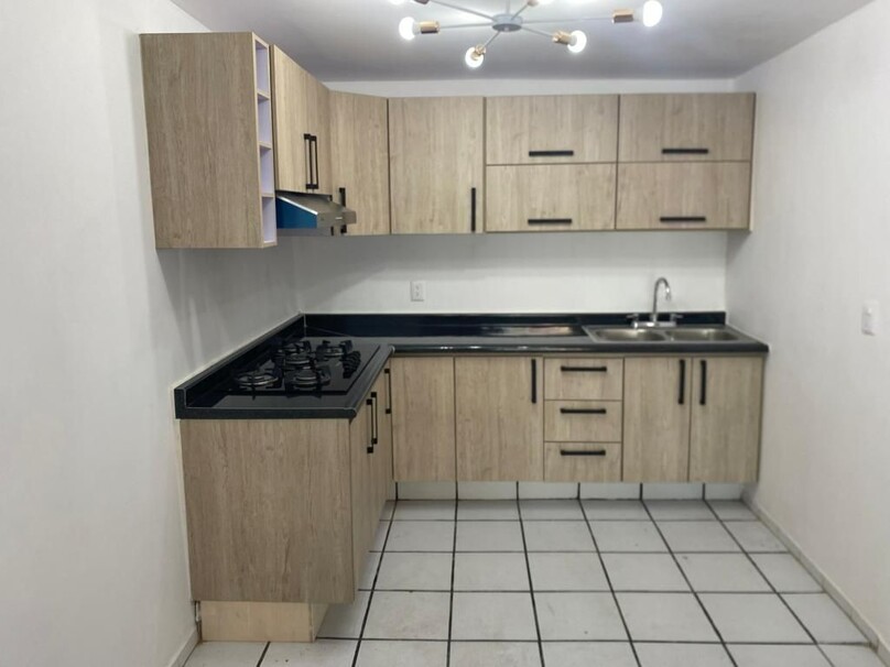SE VENDE CASA TIPO DUPLEX , LISTA PARA HABITAR CON MUY BUENA UBICACIÓN.