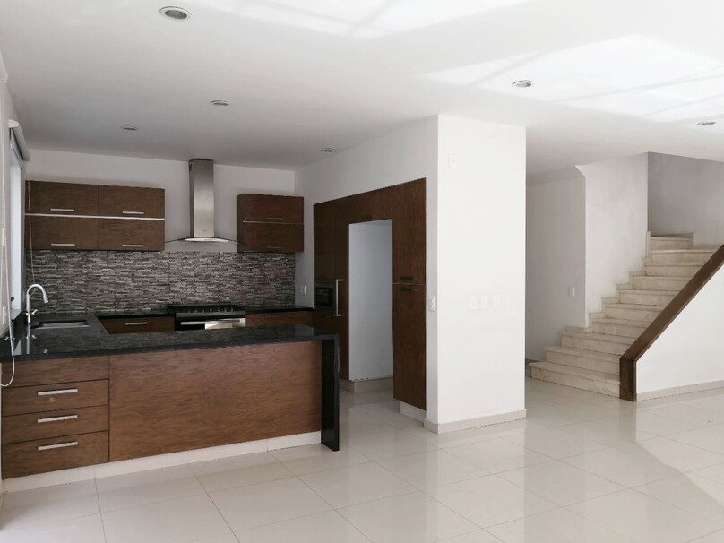 CASA EN VENTA EN SOLARES COTO SENDEIRA