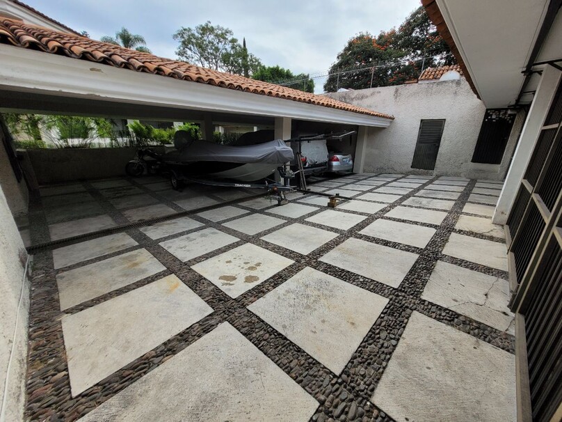 Se vende hermosa casa a precio de terreno en Colinas de San Javier