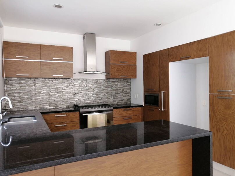 CASA EN VENTA EN SOLARES COTO SENDEIRA