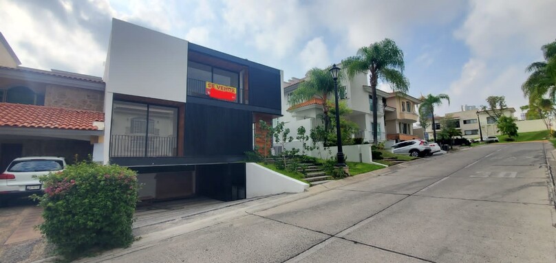 Se vende hermosa casa en Puerta de Hierro