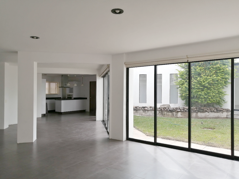 CASA EN VENTA EN BUGAMBILIAS 1a. SECCIÓN, ZAPOPAN