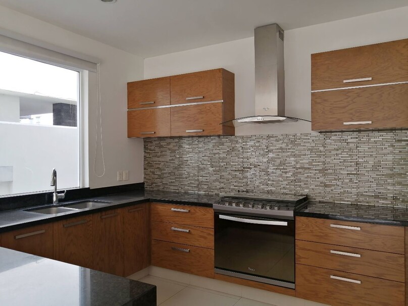 CASA EN VENTA EN SOLARES COTO SENDEIRA