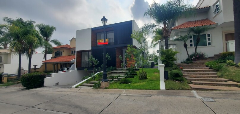Se vende hermosa casa en Puerta de Hierro