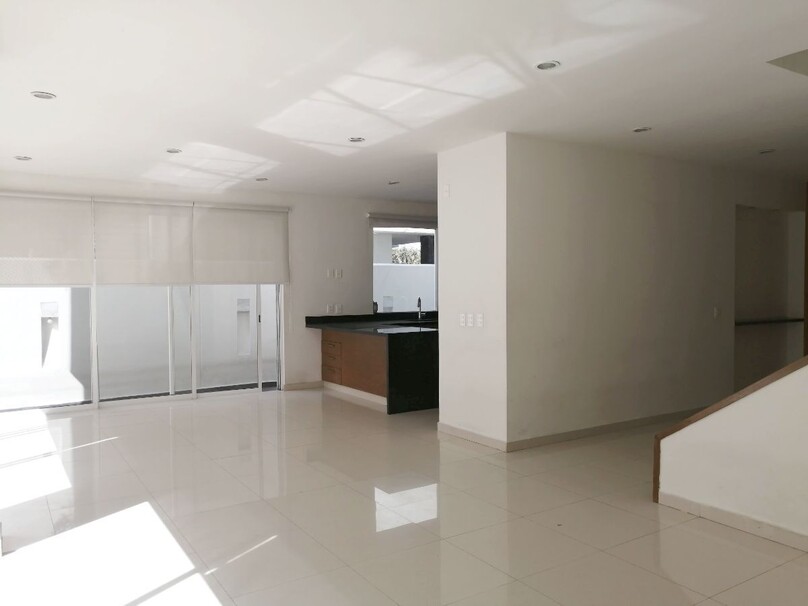 CASA EN VENTA EN SOLARES COTO SENDEIRA