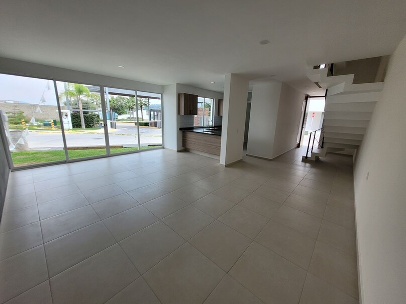 CASA NUEVA DENTRO DE COTO EN ZONA BOSQUES DE SANTA ANITA