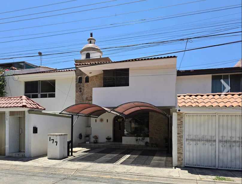CASA EN VENTA EN PASEOS UNIVERSIDAD
