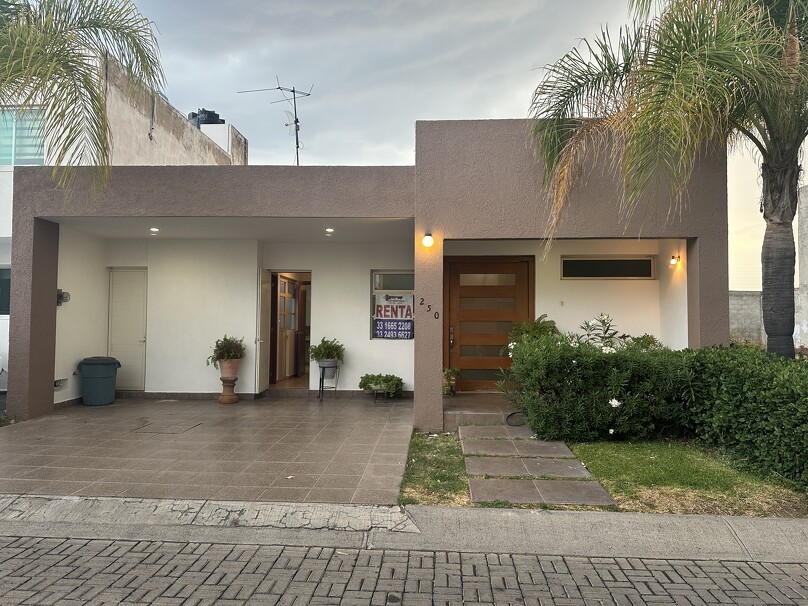 Se renta casa en Vistas del Tule
