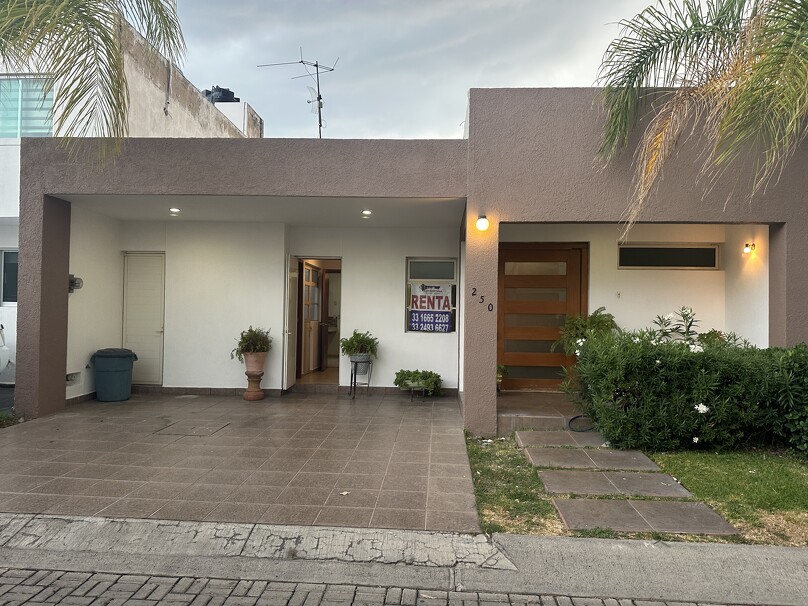 Se renta casa en Vistas del Tule