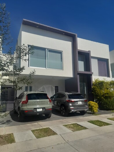 Se renta casa en Residencial Parque Virreyes
