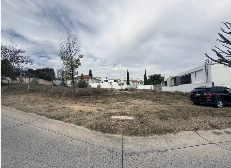 Se vendré terreno en Puerta de Hierro