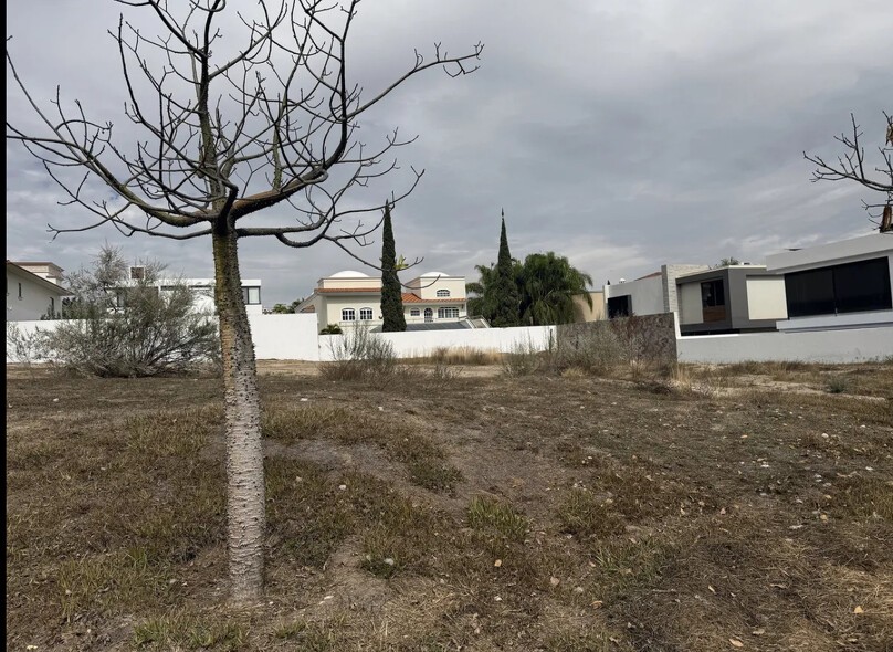 Se vendré terreno en Puerta de Hierro
